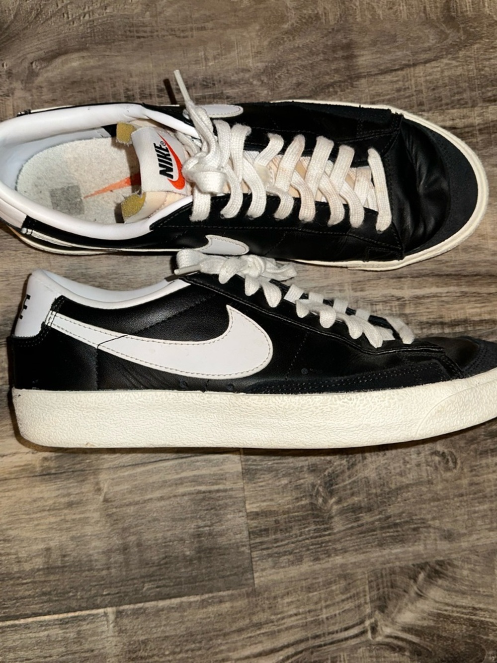 Nike Men's Black and White Low-Top Sneakers